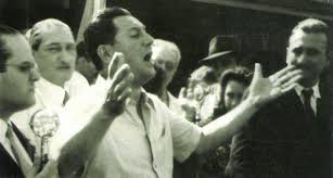 Los gurúes, los medios, las identidades políticas y la autocrítica del movimiento popular
